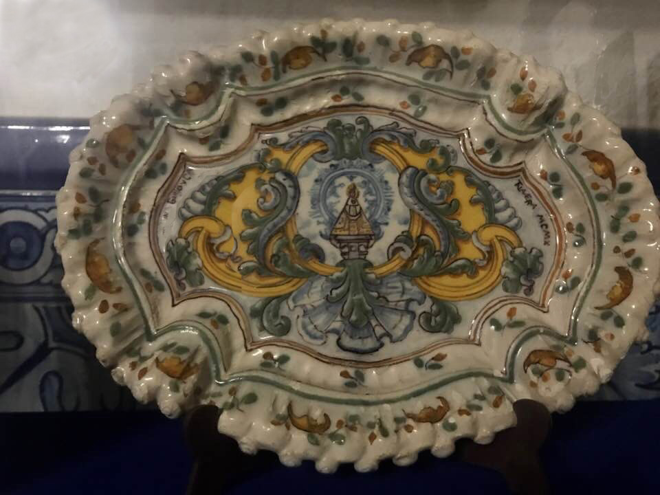 Distintas obras de loza cerámica donadas por Ruiz de Luna al museo de la basílica