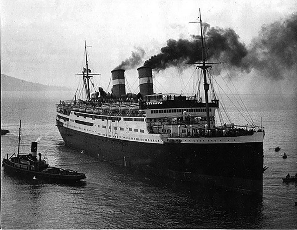 Llegada del barco Conte Grande que llevaba a los hijos de Ruiz de Luna, Juan y Salvador