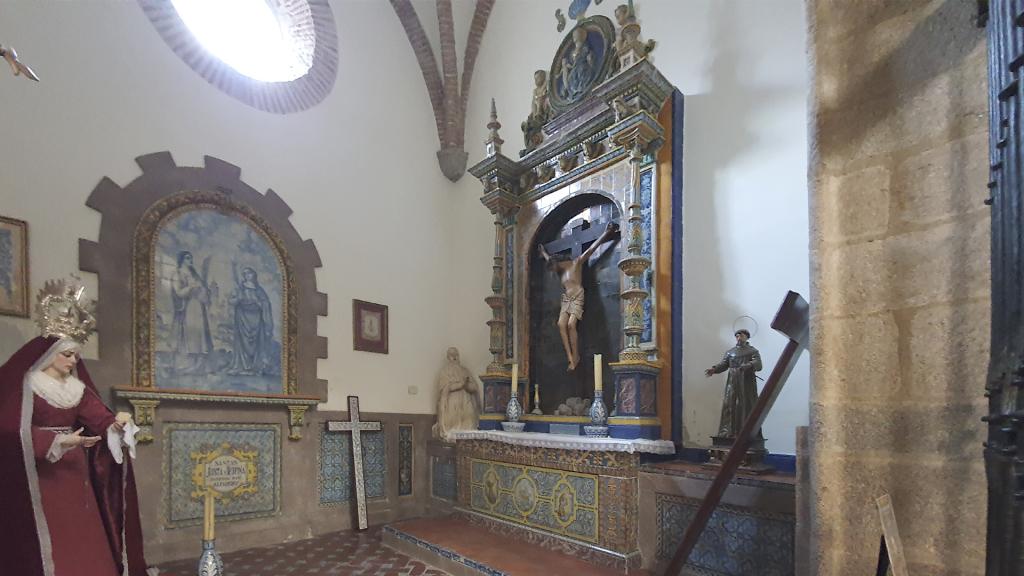 Panorámica del interior de la capilla del Cristo del Mar, retablo, altar y mural de las santas Justa y Rufina