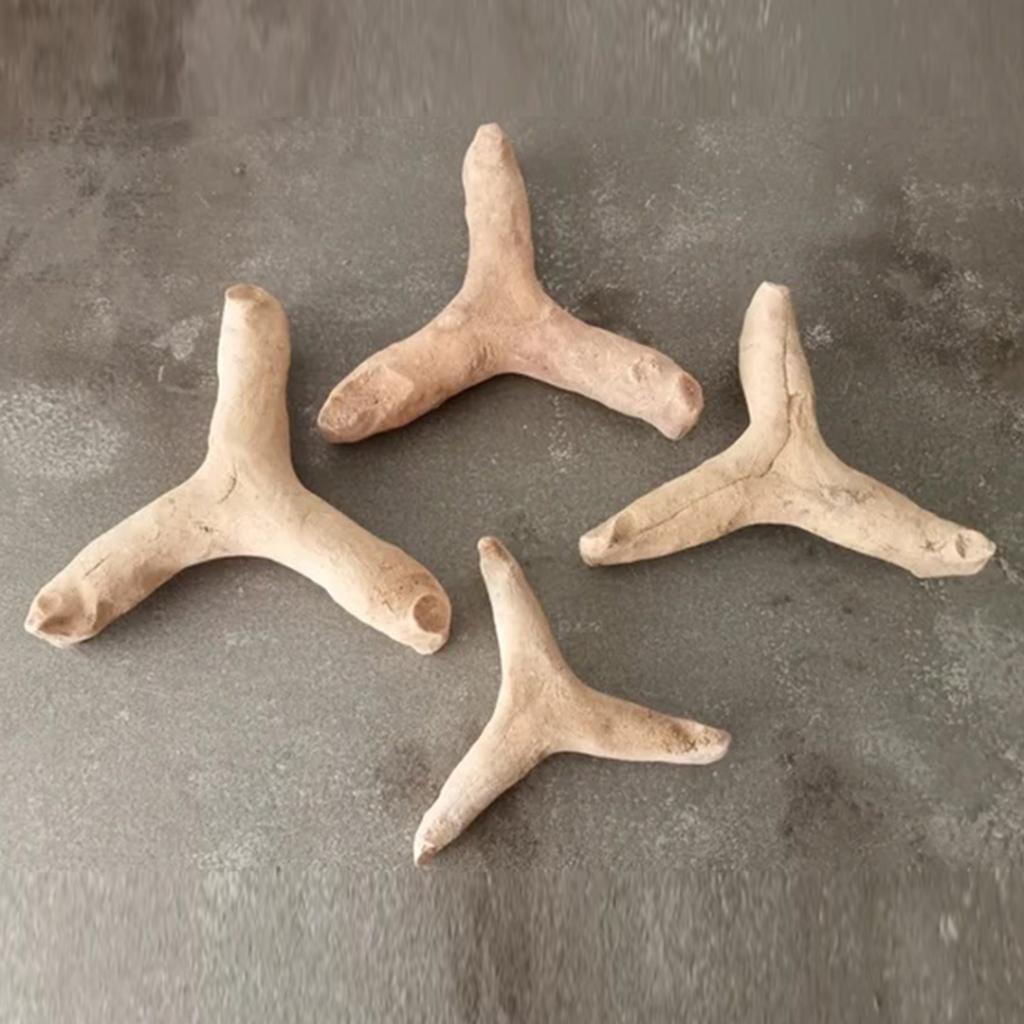 Atifles o Trébeles hechos con arcilla para separar las piezas dentro de las cobijas