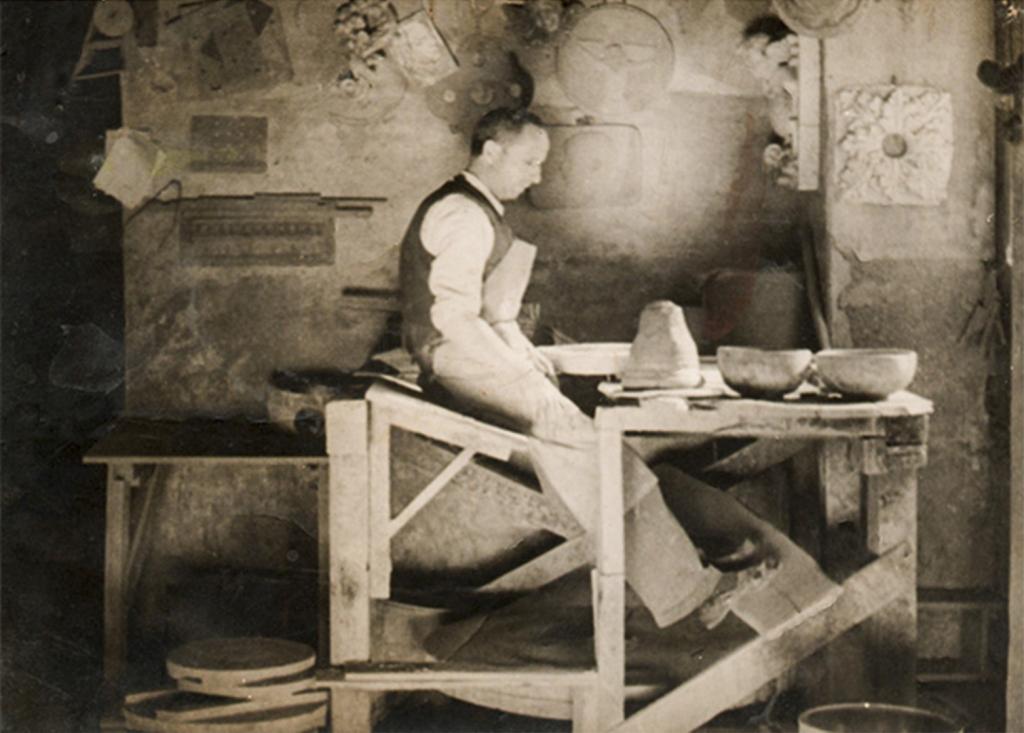 Tornero presenta la pella he inicia el levantado del cacharro