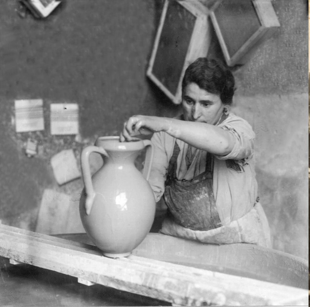 Prados, la encargada del taller de esmalte, inspecciona la pieza ya bañada en el esmalte