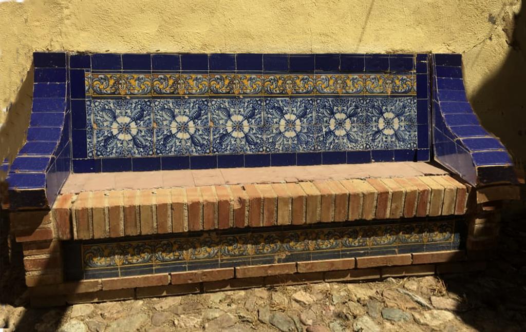 Banco de cerámica Ruiz de Luna en el patio Palacio López de Sagredo
