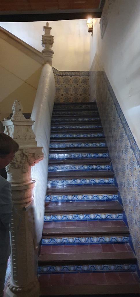 Escalera a la planta alta del Palacio López de Sagredo, decorada con cerámica Ruiz de Luna, Talavera