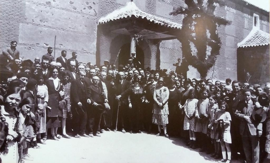 Comitiva en la iglesia de San Julián de Noez durante el homenaje a Juan Ruiz de Luna en 1925