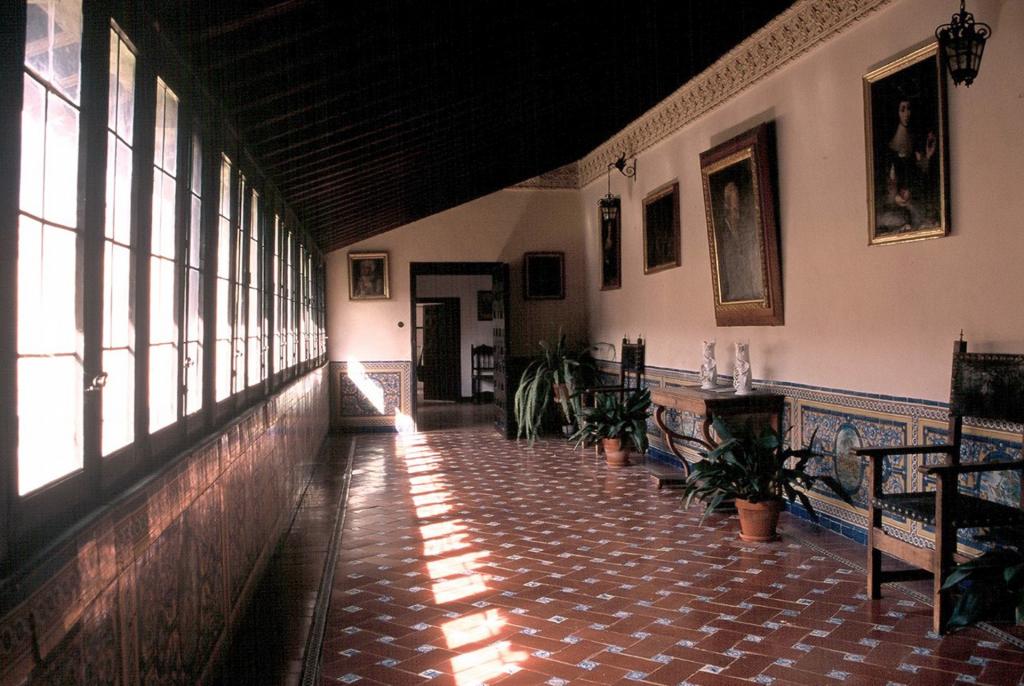 Galería con zócalo cerámico de Juan Ruiz de Luna