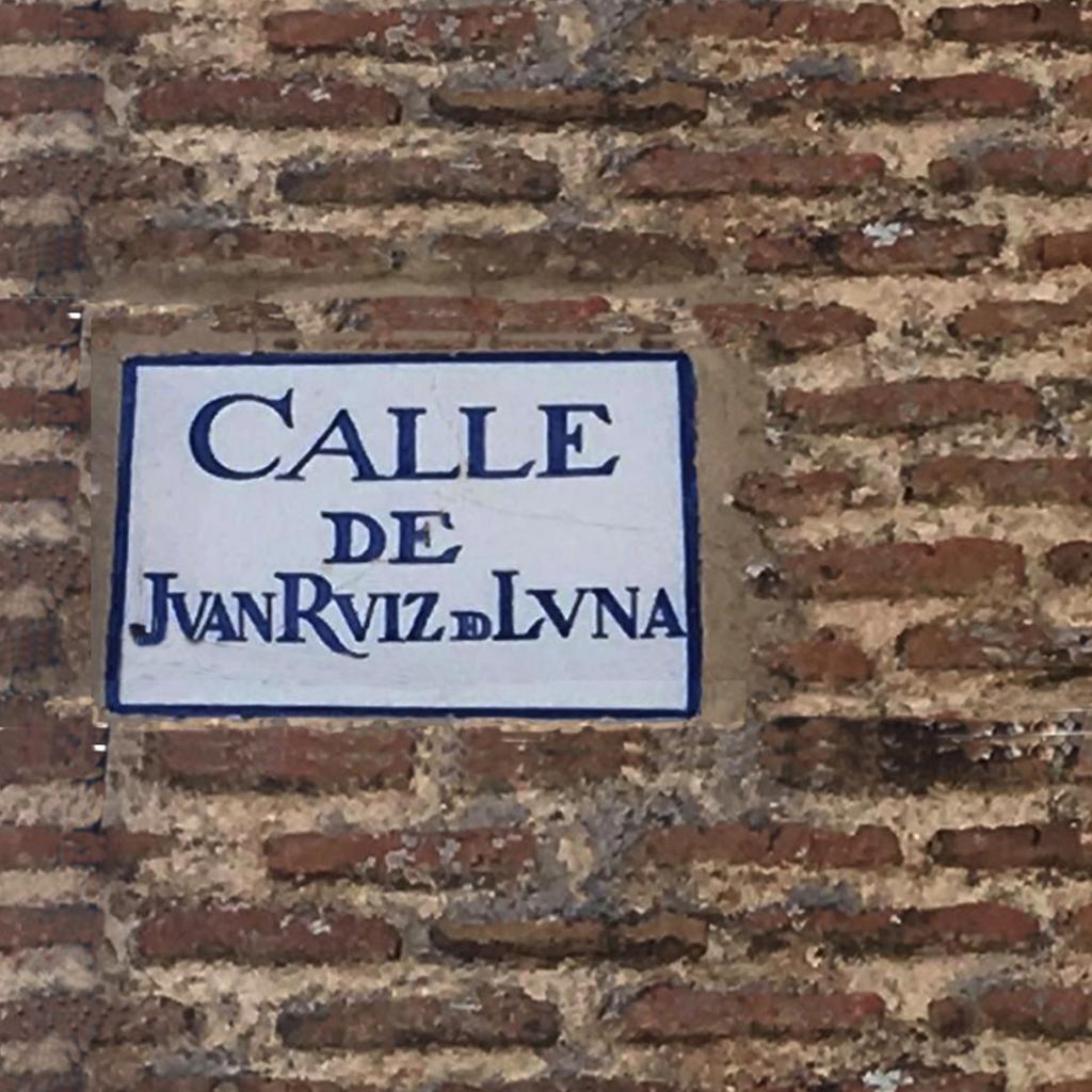 Placa cerámica de la calle Juan Ruiz de Luna en Noez