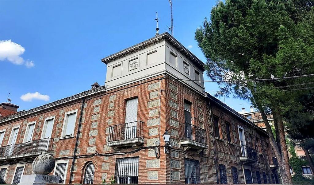 Edificio de la Confederación Hidrográfica del Tajo en Talavera con cerámica de Ruiz de Luna.