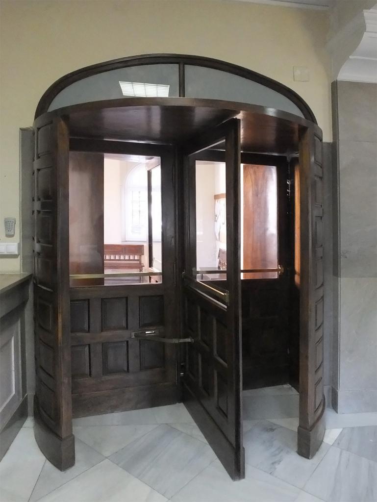 Puerta de acceso al edificio de la C.H.T.