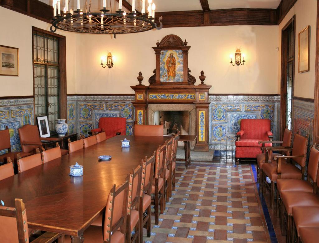 Sala de Juntas de la Confederación Hidrográfica del Tajo decorada con cerámica Ruiz de Luna.