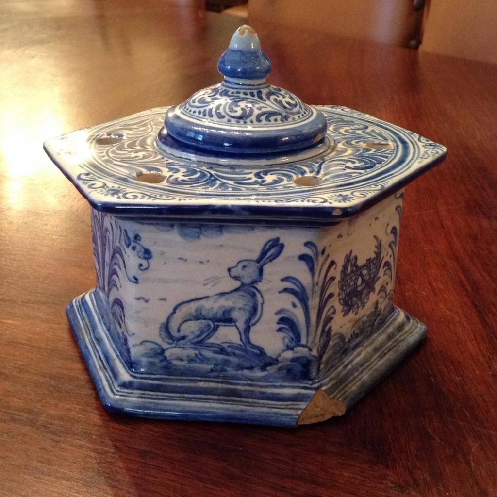 Tintero en azul motivo clásico, Ruiz de Luna