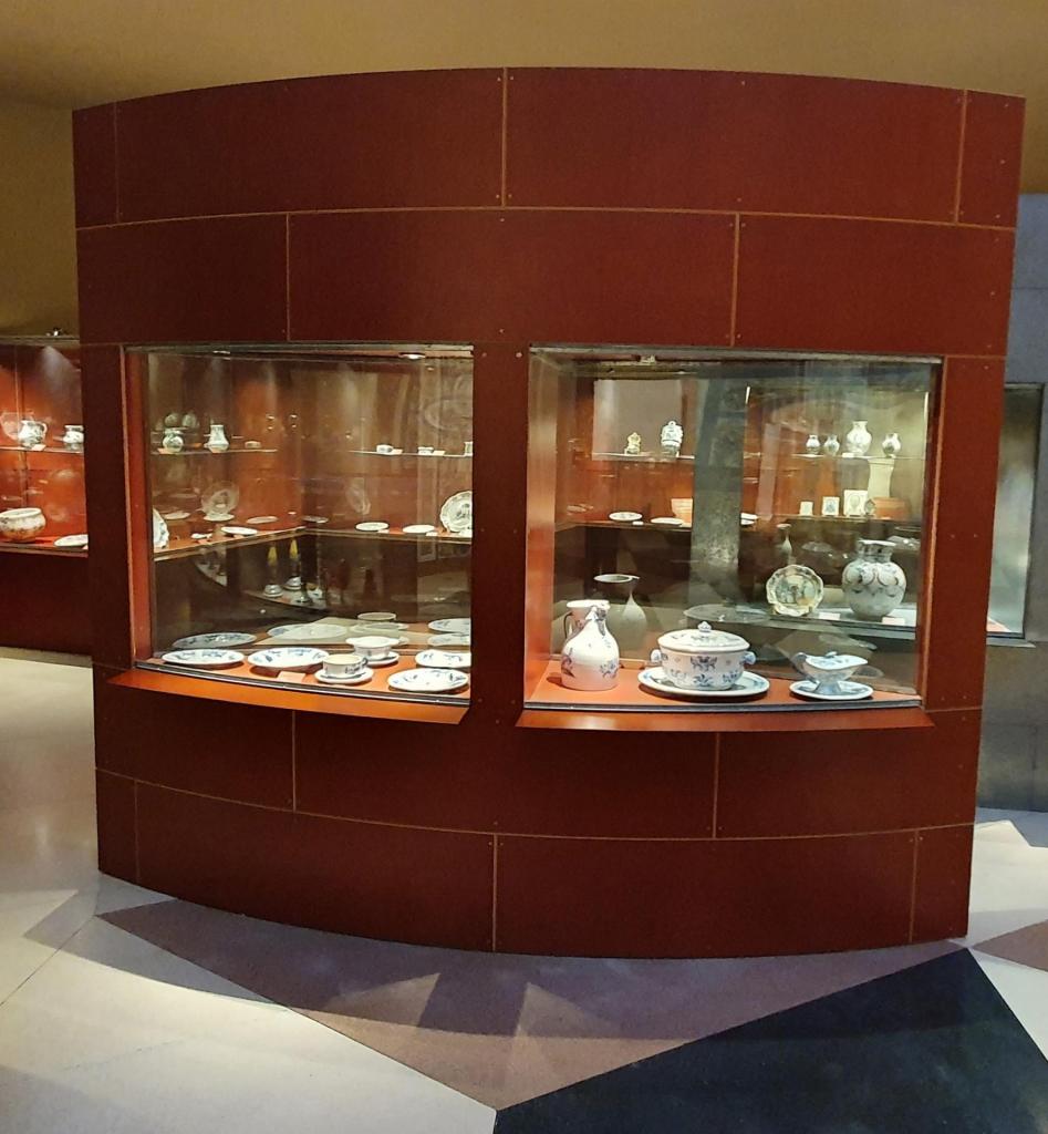 Vajilla del Instituto Nacional de Colonización que se encuentra en el Museo Ruiz de Luna de Talavera de la Reina